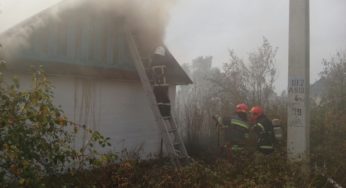 У Нетішині вогнеборці ліквідували пожежу господарчої споруди