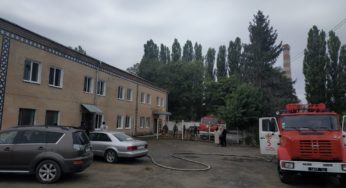 Кам’янець-Подільські надзвичайники ліквідували пожежу в адмінбудівлі з тимчасовим проживанням громадян