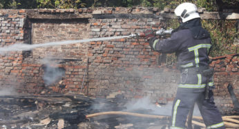 Віньковецькі вогнеборці ліквідували масштабну пожежу недіючої птахоферми