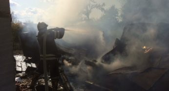 Полонський район: оперативно ліквідувавши пожежу господарчої споруди, вогнеборці врятували сусідні будівлі від вогню