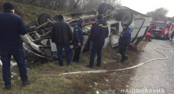 На Хмельниччині поліція з’ясовує обставини перекидання рейсового автобуса, в результаті якого травмувалося орієнтовно 8 осіб