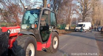 На Хмельниччині поліція розслідує обставини загибелі під колесами трактора 6-річного пішохода
