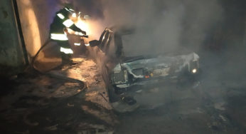 У Полонному бійці ДСНС ліквідували пожежу легкового автомобіля