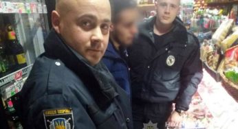 Поліцейські охорони Хмельниччини затримали дебошира з пістолетом, який погрожував продавчині