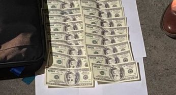 Під час одержання неправомірної вигоди в розмірі 2 тис доларів США викрито слідчого Головного управління ДФС в області