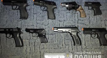 Хмельницькі поліцейські викрили мешканця Київщини, який переробляв і торгував зброєю по всій Україні