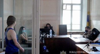 У Хмельницькому суд взяв під цілодобовий домашній арешт 19-річну жительку Вінничини, яка сльозогінним газом спричинила хімічні опіки очей патрульним