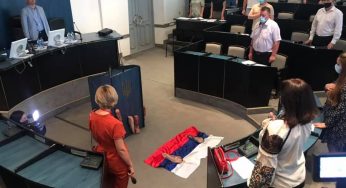 У Хмельницькому “свободівці” провели нестандартний флешмоб – принесли голові ОДА російський прапор і свинячі язики