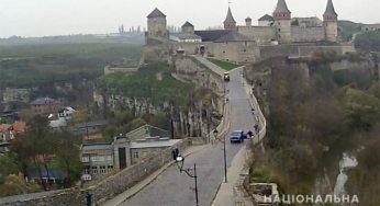 У Кам’янці-Подільському капітан поліції врятував молодого чоловіка, який намагався стрибнути із Замкового мосту
