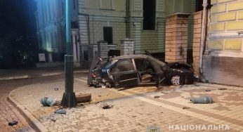 У Кам’янці-Подільському п’яний водій в’їхав у будівлю міської бібліотеки
