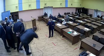 У Старокостянтинові депутат показав дулю і штовхнув громадського активіста
