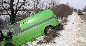 Віньковецькі рятувальники витягнули з кювету автомобіль Volkswagen