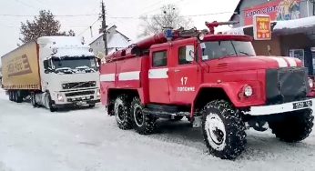 Полонне: надзвичайники надали допомогу водію вантажівки, який застряг в снігу