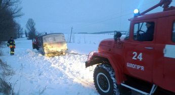 Впродовж минулої доби рятувальники витягли зі снігової пастки дві вантажівки та спільно з медиками рятували 8-місячного малюка