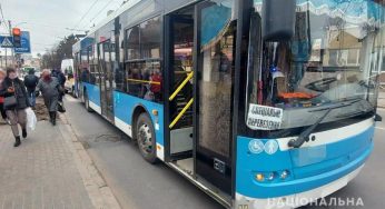 У Хмельницькому водій тролейбуса допустив наїзд на 42-річного пішохода