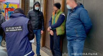 У Хмельницькому слідчі затримали охоронця розважального закладу, який розповсюджував наркотики