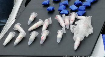 У Хмельницькому поліцейські оголосили підозру молодикові, який займався збутом наркотиків PVP методом «закладок»