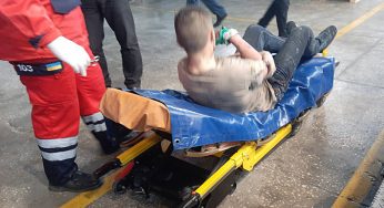 У Хмельницькому надзвичайники звільнили руку чоловіка, яка потрапила у друкарський верстат