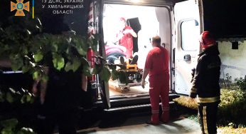 У Шепетівці надзвичайники звільнили жінку, ногу якої затисло між бетонними плитами