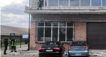 У Хмельницькому обвал балкону завдав шкоди трьом автомобілям