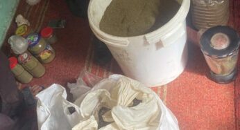 На Хмельниччині поліцейські вилучили у чоловіка близько 10 кілограмів наркотиків та саморобну зброю