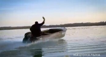 На річці Південний Буг поліцейські переслідували і затримали зловмисника, який викрав моторного човна
