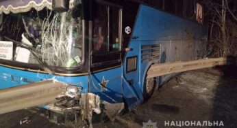 На Чемеровеччині рейсовий автобус зіткнувся з відбійником