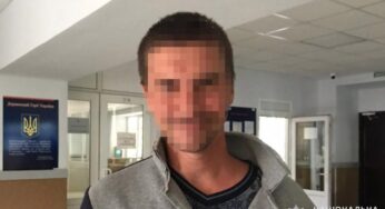 Підприємливий злодій: у Хмельницькому чоловік крав з магазину парфуми і одразу їх продавав