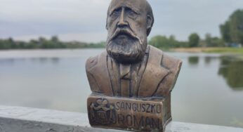 Славутчанин Костянтин Сапошко подарував рідному місту мініатюрну скульптуру Романа Сангушко