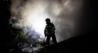 Хмельницькі надзвичайники врятували від знищення вогнем житловий будинок