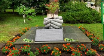 У Ярмолинецькому лісгоспі відкрили пам’ятний знак – “НА СЛАВУ УКРАЇНСЬКОМУ ЛІСУ”