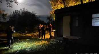 В Ярмолинцях поліцейські затримали 53-річного чоловіка, який завдав ножового поранення сусідові