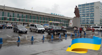 У Хмельницькому на привокзальній площі п’яний чоловік наніс нецензурний напис на український прапор