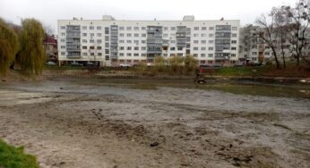 Як правильно розчищати паркові водойми – і як неправильно – порівнюється підхід у Львові та у Хмельницькому