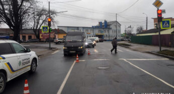 У Хмельницькому водій маршрутного мікроавтобуса допустив наїзд на 56-річну жінку