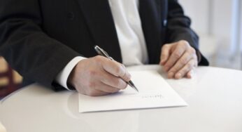 Призначав премії сестрі: суд оштрафував директора Новоушицької комунальної установи