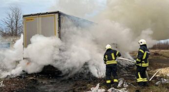 На Хмельниччині горіли екскаватор та вантажівка з деревним вугіллям