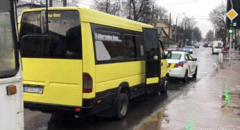 У Хмельницькому поліцейські встановлюють обставини ДТП, в якій травмувалась пасажирка маршрутки