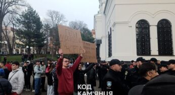 У Кам’янці-Подільському біля собору сталися сутички, прихильники ПЦУ ставлять намети