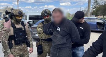 Жорстоко катували, обливали пальним, вимагали гроші: на Хмельниччині затримали групу розбійників