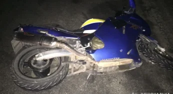 У Хмельницькому по вулиці Західно-Окружній мотоцикл «Honda» зіткнувся з автомобілем