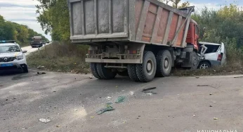 На Хмельниччині водій вантажівки «КАМАЗ» зіткнувся з «Merсedes–Benz 108D», водій буса загинув на місці