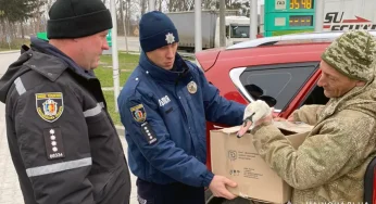 У Шепетівці поліцейські врятували травмованого лебедя