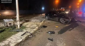 У Хмельницькому п’яний водій на автомобілі Tesla в’їхав у світлофор