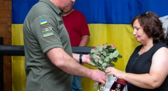 На Хмельниччині матері загиблого прикордонника вручили орден «За мужність»