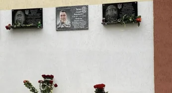 Пам’ятні дошки відкрили трьом воїнам на Хмельниччині