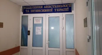Жінка, поранена унаслідок обстрілу Хмельниччини, лікується у травматологічному відділенні