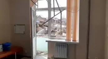 “Вибиті всі вікна та двері, зруйнована стеля”: внаслідок ранкового обстрілу у Хмельницькому пошкоджений медичний заклад