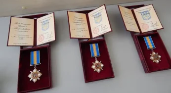 На Хмельниччині рідним трьох загиблих військових вручили нагороди