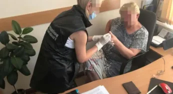 У Хмельницькому суд оштрафував ексчиновницю, яку вимагала у подружжя 5000 доларів хабара за сприяння у всиновленні дитини